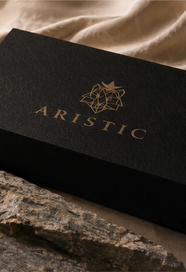 Zwarte Aristic geschenkdoos met goudkleurig logo op linnen